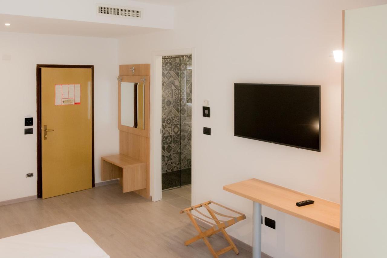 Hotel De Nac Torbole Sul Garda ภายนอก รูปภาพ